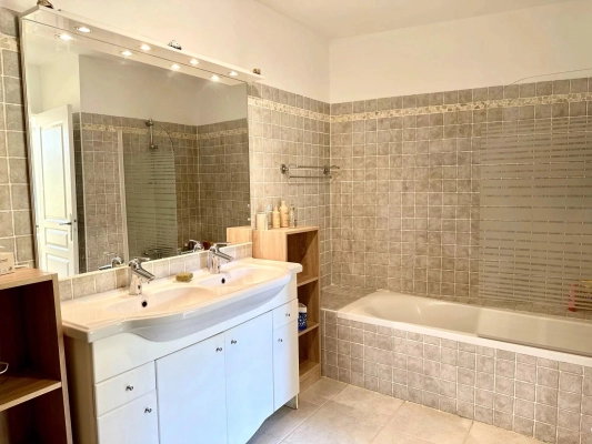 à vendre appartement Grimaud - A vendre : Appartement 3 pièces avec terrasse dans le centre de Grimaud