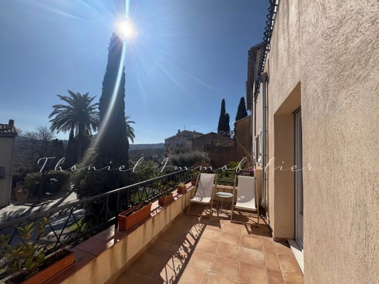 For sale apartment Grimaud - A unique property in the village of Grimaud: a renovated 125 m² flat, with a 70 m² garage and parking