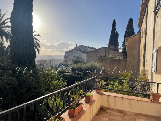 For sale apartment Grimaud - A unique property in the village of Grimaud: a renovated 125 m² flat, with a 70 m² garage and parking