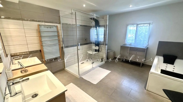 à vendre maison de village La Garde-Freinet - Maison de caractère avec piscine et garage à vendre à La Garde Freinet
