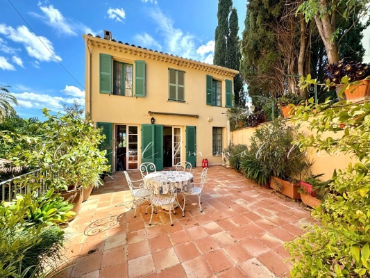 For sale village house Grimaud - For sale : Spacious, charming village house in Grimaud