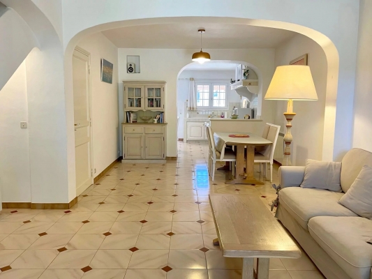 à vendre maison de village La Môle - A vendre : Maison avec jardin dans le centre de La Môle