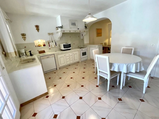 à vendre maison de village La Môle - A vendre : Maison avec jardin dans le centre de La Môle
