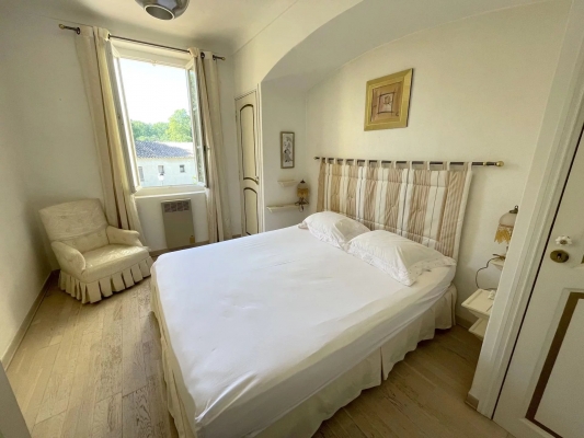à vendre maison de village La Môle - A vendre : Maison avec jardin dans le centre de La Môle