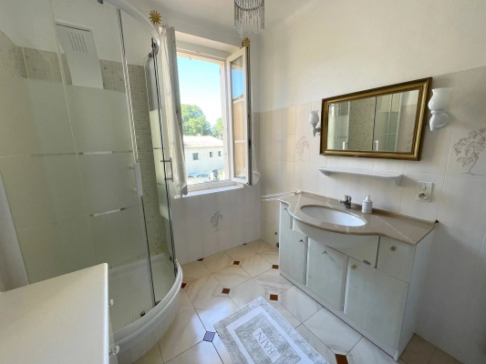 à vendre maison de village La Môle - A vendre : Maison avec jardin dans le centre de La Môle