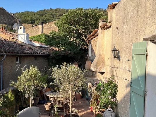 Agence immobilière Grimaud | Thoniel Immobilier | La Garde-Freinet : Vente à La Garde Freinet : Maison de village avec terrasses, garage et studio indépendant