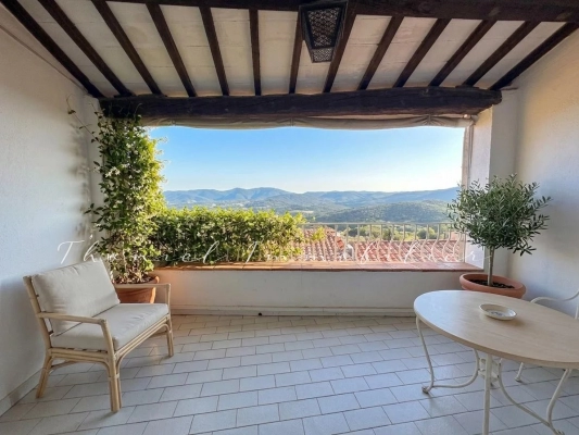For sale village house Grimaud - For sale in the village of Grimaud: A pair of village houses in need of renovation, with terraces and a small garden