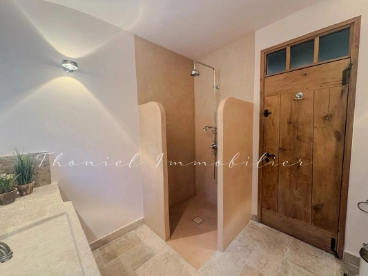 à vendre maison, villa Grimaud - À vendre à Grimaud : Bastide de charme aux matériaux d’exception et finitions sur mesure