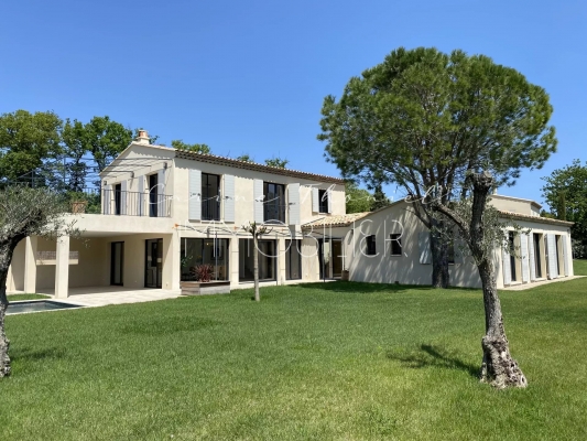 Recent villa at the foot of the village of Grimaud