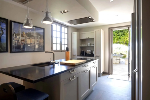 For sale house, villa Grimaud - Property for sale very close to the village of Grimaud comprising 2 houses, pool house, swimming pool and tennis court