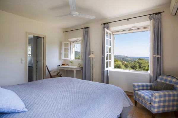 For sale house, villa Grimaud - Property for sale very close to the village of Grimaud comprising 2 houses, pool house, swimming pool and tennis court
