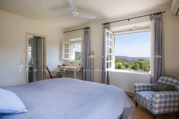 à vendre maison, villa Grimaud - Propriété à la vente très proche du village de Grimaud comprenant 2 maisons, pool house, piscine et tennis