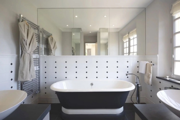 For sale house, villa Grimaud - Property for sale very close to the village of Grimaud comprising 2 houses, pool house, swimming pool and tennis court