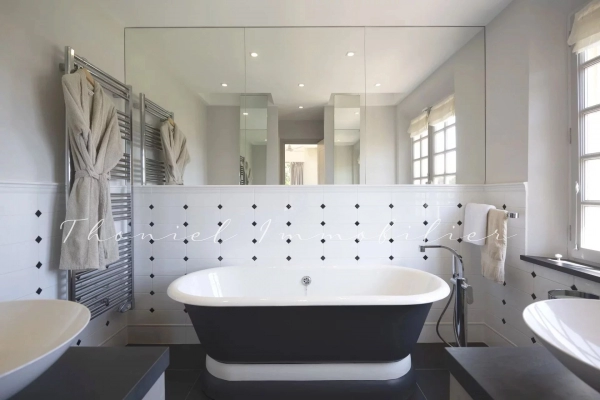 à vendre maison, villa Grimaud - Propriété à la vente très proche du village de Grimaud comprenant 2 maisons, pool house, piscine et tennis