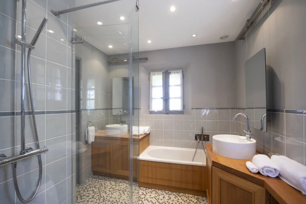 For sale house, villa Grimaud - Property for sale very close to the village of Grimaud comprising 2 houses, pool house, swimming pool and tennis court