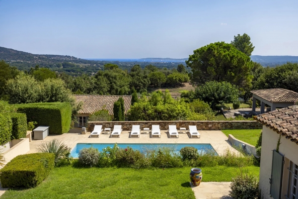 For sale house, villa Grimaud - Property for sale very close to the village of Grimaud comprising 2 houses, pool house, swimming pool and tennis court