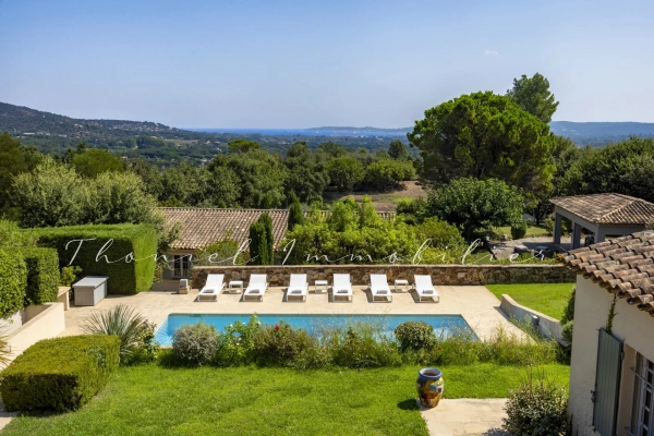 à vendre maison, villa Grimaud - Propriété à la vente très proche du village de Grimaud comprenant 2 maisons, pool house, piscine et tennis
