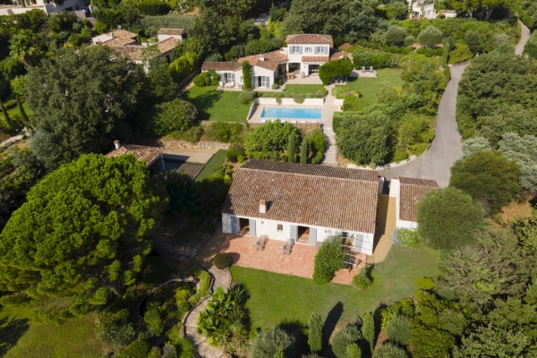 For sale house, villa Grimaud - Property for sale very close to the village of Grimaud comprising 2 houses, pool house, swimming pool and tennis court