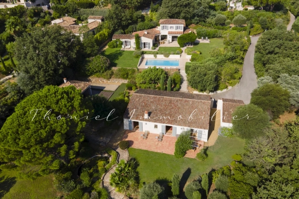 à vendre maison, villa Grimaud - Propriété à la vente très proche du village de Grimaud comprenant 2 maisons, pool house, piscine et tennis