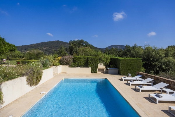 For sale house, villa Grimaud - Property for sale very close to the village of Grimaud comprising 2 houses, pool house, swimming pool and tennis court