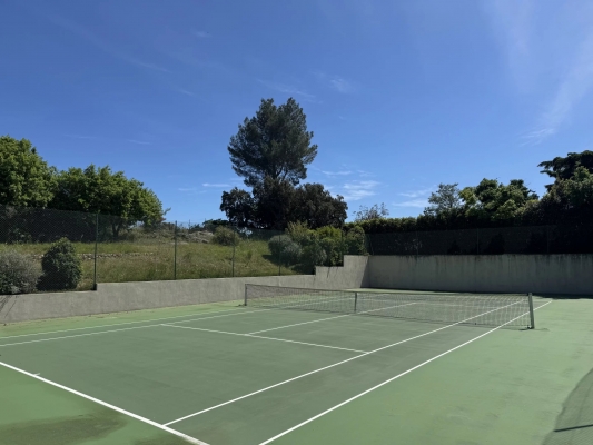 For sale house, villa Grimaud - Property for sale very close to the village of Grimaud comprising 2 houses, pool house, swimming pool and tennis court