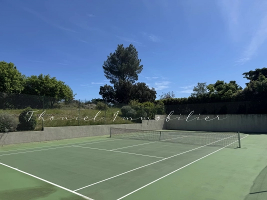 à vendre maison, villa Grimaud - Propriété à la vente très proche du village de Grimaud comprenant 2 maisons, pool house, piscine et tennis