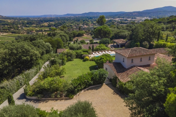 For sale house, villa Grimaud - Property for sale very close to the village of Grimaud comprising 2 houses, pool house, swimming pool and tennis court