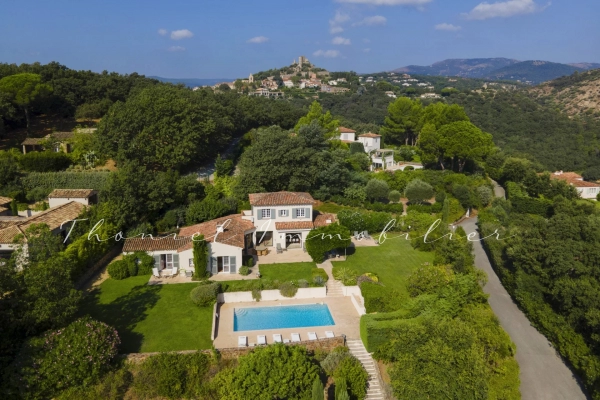 Vente maison, villa Grimaud - Propriété à la vente très proche du village de Grimaud comprenant 2 maisons, pool house, piscine et tennis