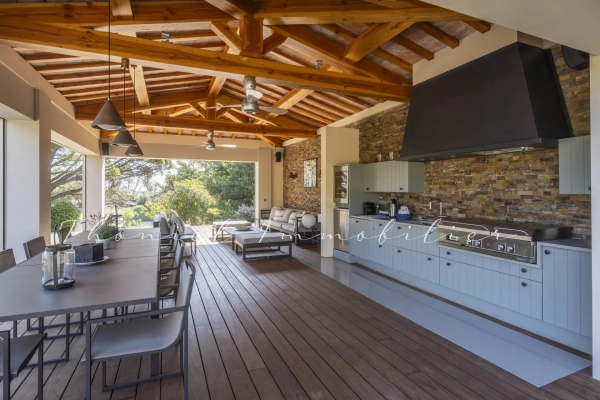 à vendre maison, villa Grimaud - Propriété à la vente très proche du village de Grimaud comprenant 2 maisons, pool house, piscine et tennis