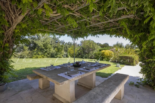 à vendre maison, villa Grimaud - Propriété à la vente très proche du village de Grimaud comprenant 2 maisons, pool house, piscine et tennis