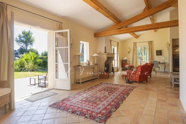 à vendre maison, villa Grimaud - Propriété à la vente très proche du village de Grimaud comprenant 2 maisons, pool house, piscine et tennis
