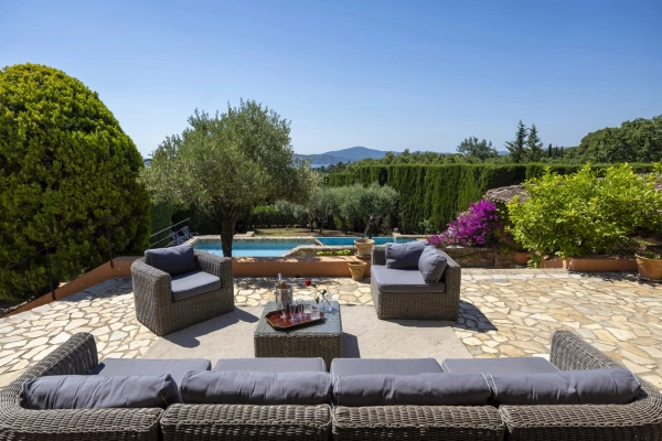 For sale house, villa Grimaud - For sale in Grimaud: Property with sea view in a secure estate