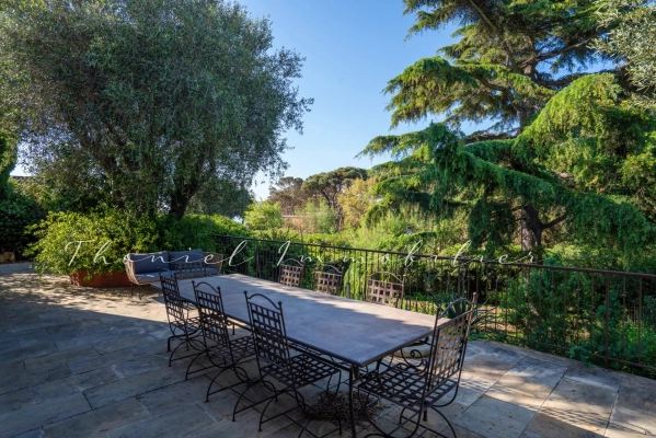 à vendre maison, villa Grimaud - Grimaud : villa rénovée de 200 m² avec vue mer et jardin paysager