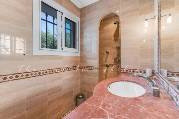 à vendre maison, villa Grimaud - Grimaud : villa rénovée de 200 m² avec vue mer et jardin paysager