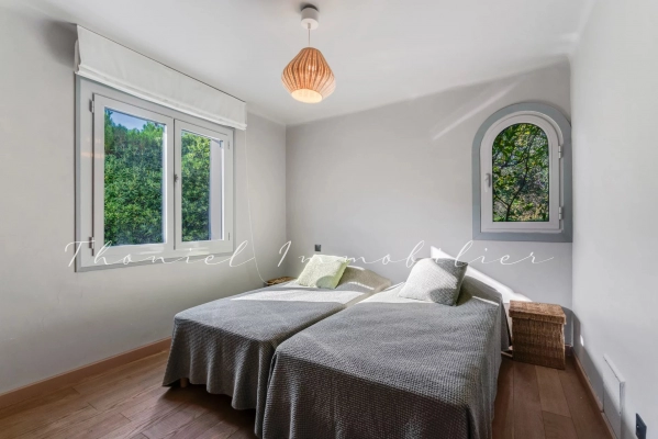 à vendre maison, villa Grimaud - Grimaud : villa rénovée de 200 m² avec vue mer et jardin paysager