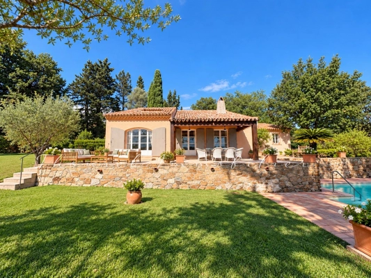 à vendre maison, villa Grimaud - En exclusivité à la vente dans l\'agence Carine Thoniel – Villa avec piscine chauffée et vue panoramique sur les vignes de Grimaud