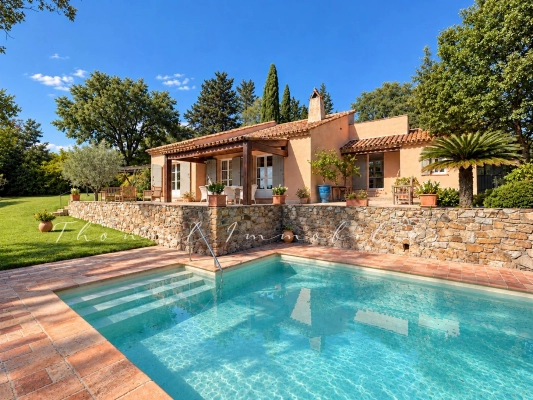 à vendre maison, villa Grimaud - En exclusivité à la vente dans l\'agence Carine Thoniel – Villa avec piscine chauffée et vue panoramique sur les vignes de Grimaud