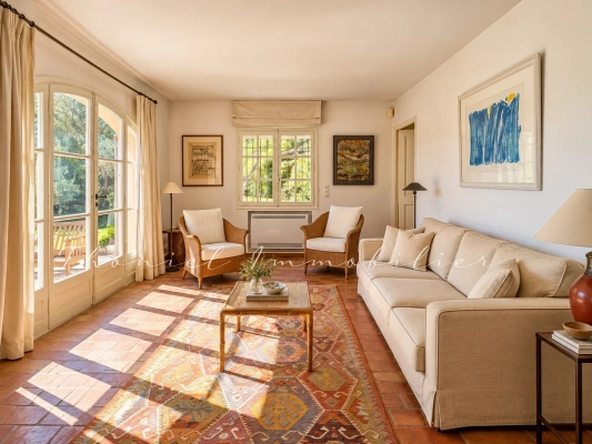 à vendre maison, villa Grimaud - En exclusivité à la vente dans l\'agence Carine Thoniel – Villa avec piscine chauffée et vue panoramique sur les vignes de Grimaud