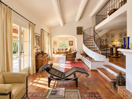 à vendre maison, villa Grimaud - En exclusivité à la vente dans l\'agence Carine Thoniel – Villa avec piscine chauffée et vue panoramique sur les vignes de Grimaud