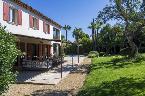 Vente maison, villa Grimaud - Vente villa de 250 m2 dans un domaine sécurisé de Grimaud proche des plages