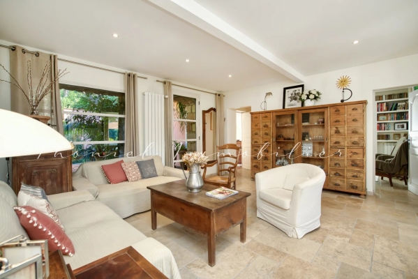 à vendre maison, villa Grimaud - Maison de 400 m2 avec piscine à la vente au pied du village de Grimaud