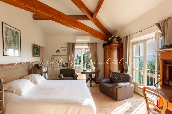 à vendre maison, villa Grimaud - Maison de 400 m2 avec piscine à la vente au pied du village de Grimaud