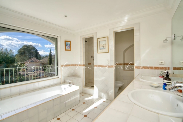 à vendre maison, villa Grimaud - Maison de 400 m2 avec piscine à la vente au pied du village de Grimaud