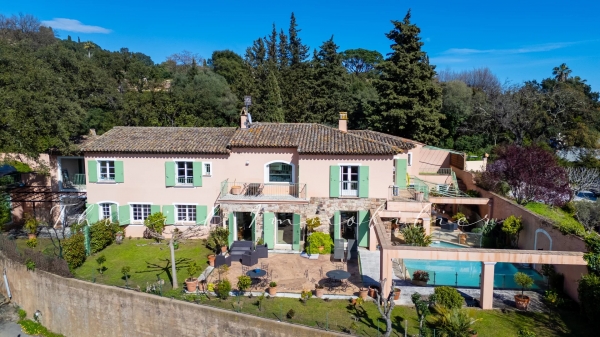 à vendre maison, villa Grimaud - Maison de 400 m2 avec piscine à la vente au pied du village de Grimaud