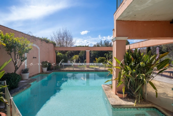 à vendre maison, villa Grimaud - Maison de 400 m2 avec piscine à la vente au pied du village de Grimaud