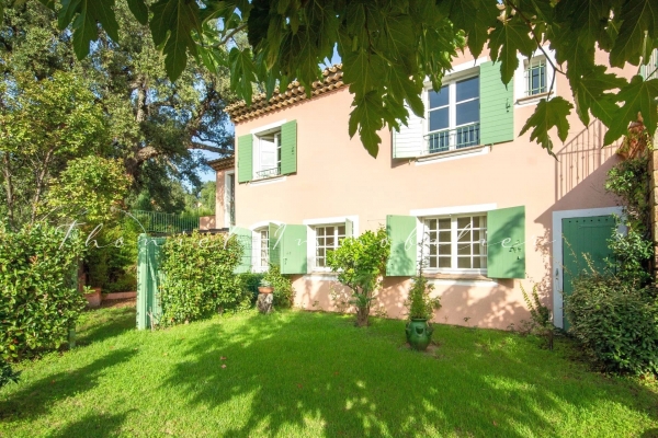 à vendre maison, villa Grimaud - Maison de 400 m2 avec piscine à la vente au pied du village de Grimaud