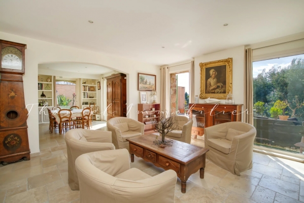 à vendre maison, villa Grimaud - Maison de 400 m2 avec piscine à la vente au pied du village de Grimaud