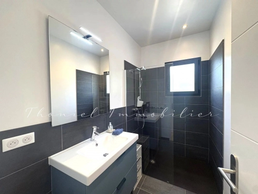 à vendre maison, villa Grimaud - Villa contemporaine avec piscine, de plain-pied et proche des plages de Grimaud