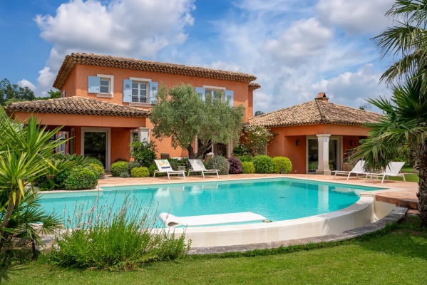 Agence immobilière Grimaud | Thoniel Immobilier | Grimaud : Propriété de 300 m2 à vendre au pied du village de Grimaud